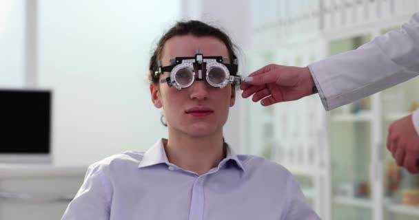 Žena Doktor Upravuje Speciální Brýle Mužské Trpělivé Tváře Doktor Upřesňuje — Stock video