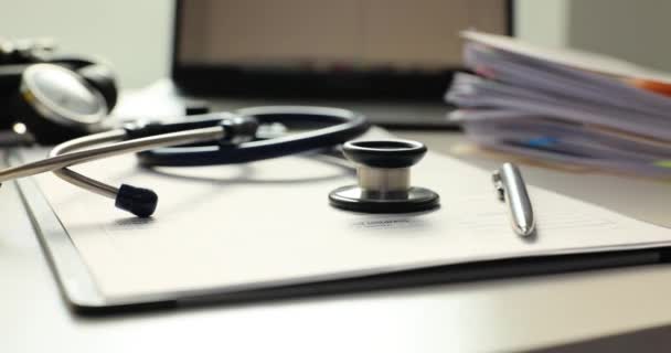 Mesa Con Estetoscopio Portátil Documentos Médicos Las Tecnologías Innovaciones Vanguardia — Vídeos de Stock
