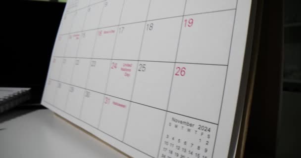 Wydrukowany Kalendarz Przewracaniem Stron Kolejne Miesiące Oznaczanie Upływu Czasu Stałym — Wideo stockowe