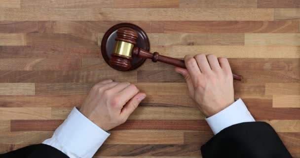 Yargıç Mahkeme Salonunda Hüküm Verdikten Sonra Tokmağı Çaktı Nsan Yargı — Stok video