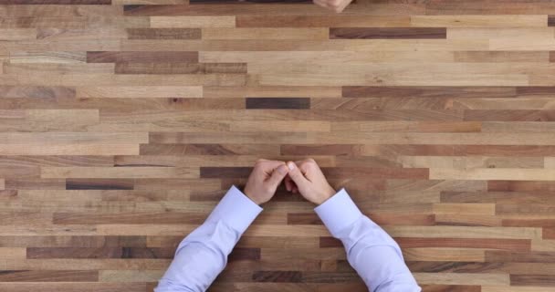 男と女はテーブルに座って指を動かす 動きを通して感情を伝える静かな会話に従事する労働者 — ストック動画