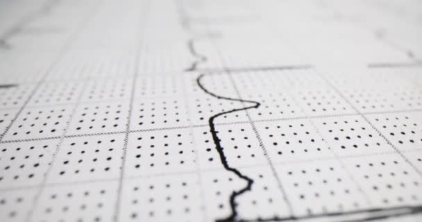 Delinmiş Kağıtta Elektrokardiyogram Şeması Oluşturuldu Modern Hastane Kalp Atışlarını Analiz — Stok video