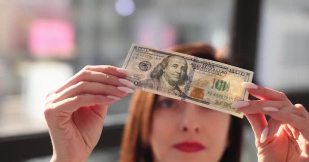 Geschäftsfrau Schaut Auf Banknote Echtheit Überprüfen Frau Überprüft Banknoten Mit — Stockvideo