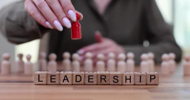 女人在方块上放红色的棋子 上面写着 领导才能 女商人象征着对领导力慢动作的承诺的视觉表现 — 图库视频影像