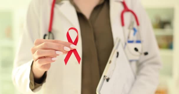 Kadın Doktor Dünya Aids Günü Desteklemek Için Kırmızı Kurdele Tutuyor — Stok video