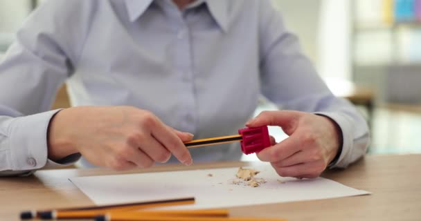 在工作场所 女人用手用红色磨刀机削铅笔 秘书准备铅笔 — 图库视频影像