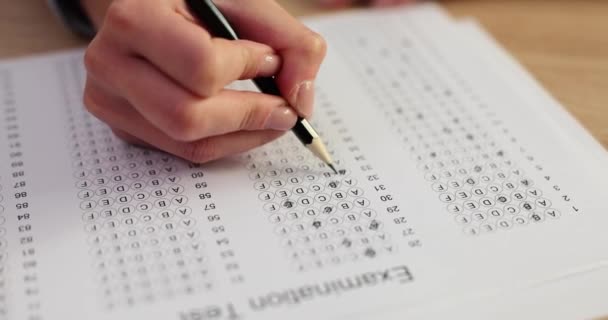 Estudante Estagiário Fazendo Exame Preenche Teste Lápis Selecionar Uma Resposta — Vídeo de Stock