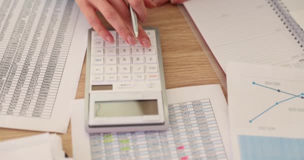 Analizar Los Datos Financieros Utilizando Una Calculadora Lugar Trabajo Mujer — Vídeos de Stock