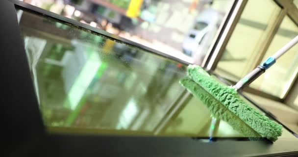 Skuteczne Czyszczenie Okien Zielonym Mikrowłóknem Długą Szczotką Usługi Sprzątania — Wideo stockowe
