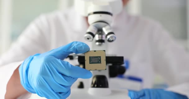 Cientista Examinar Chip Computador Microscópio Num Laboratório Desenvolvimento Tecnologia Informática — Vídeo de Stock
