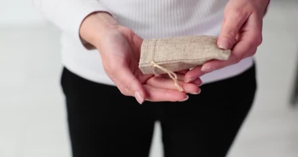 Μια Γυναίκα Ανοίγει Μια Τσάντα Χρυσά Νομίσματα Τρόποι Για Κερδίσετε — Αρχείο Βίντεο