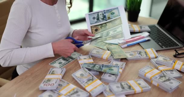 Femeie Afaceri Atentă Taie Grămadă Bancnote Sute Dolari Foarfece Conceptul — Videoclip de stoc