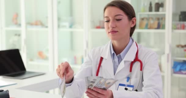 熱心な女性医師は 医療行為によって稼いだお金を狙う 看護師の財政収入について — ストック動画