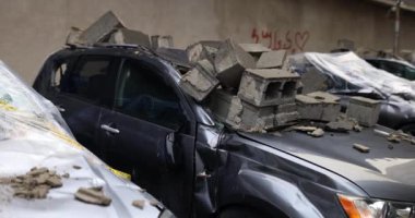 Yıkıcı depremin sonuçları, arabaların garajda molozların altında kalmasına yol açtı. Arabanın kaputunda beton bloklar