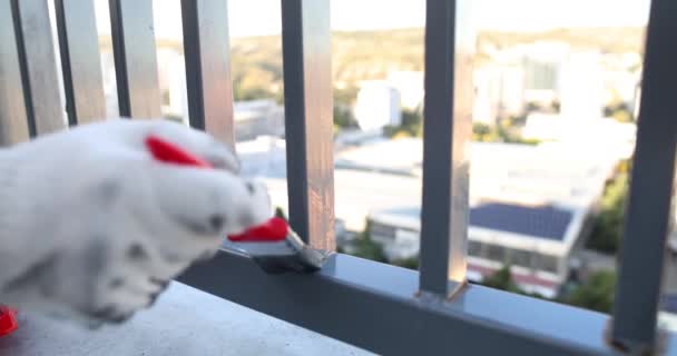Usta Paslı Balkon Korkuluklarını Gri Boya Fırçasıyla Boyuyor Metal Bir — Stok video