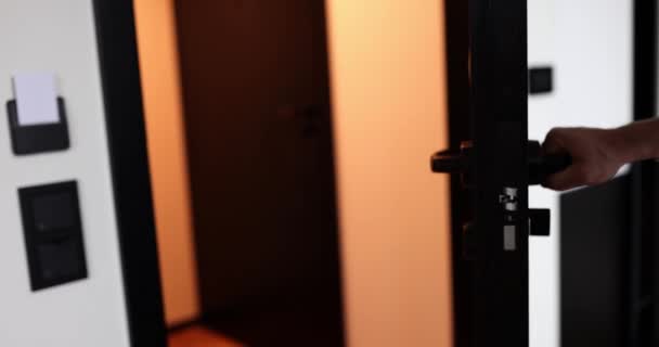 Mann Schließt Tür Von Hotelzimmer Oder Wohnung Und Einen Magnetschlüssel — Stockvideo