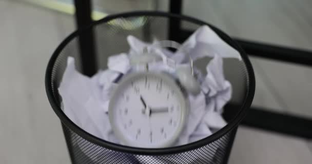 Lata Lixo Escritório Com Papel Amassado Relógio Alarme Quebrado Prazo — Vídeo de Stock