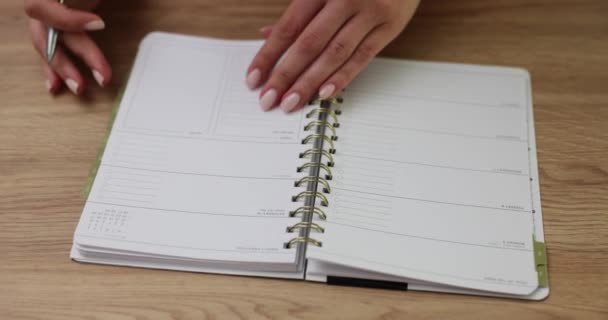 Donna Apre Diario Inizia Scrivere Sua Routine Quotidiana Compiti Pianificazione — Video Stock