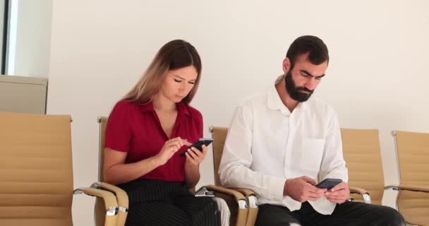 Hombre Mujer Están Inmersos Redes Sociales Sentados Sillas Con Teléfonos — Vídeo de stock