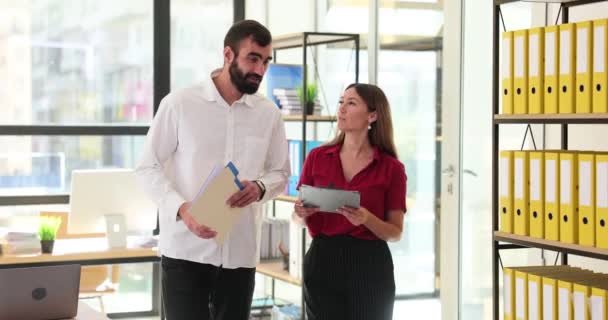 Kendine Güvenen Meslektaşlar Modern Bir Ofiste Çalışmayı Tartışıyor Adamları Ofiste — Stok video