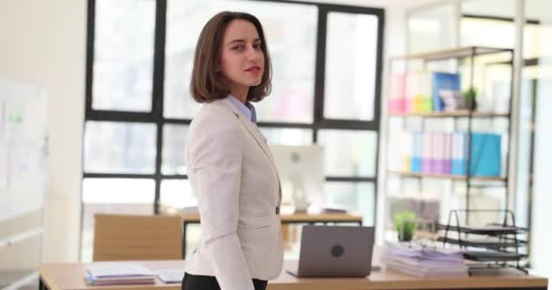 オフィスにいる自信のあるビジネス女性 成功したキャリアと自信 — ストック動画