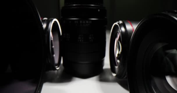 Karanlık Bir Arka Planda Çeşitli Kamera Lenslerinin Yakın Çekimi Kamera — Stok video
