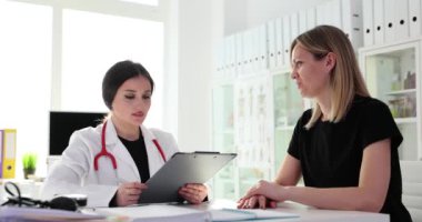 Doktor ve hasta arasında tıbbi danışma ve tedavi planlama ve tartışma. Kadın doktor, klinikte sağlık sorunu olan bir hastayı dikkatle dinler.