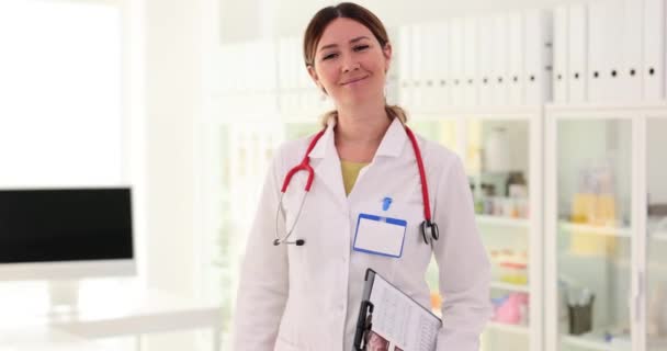 Medico Fiducioso Alza Dito Con Approvazione Medico Successo Sul Lavoro — Video Stock