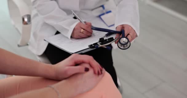 Médecin Patient Pendant Consultation Médecin Écrit Des Antécédents Médicaux Remplir — Video