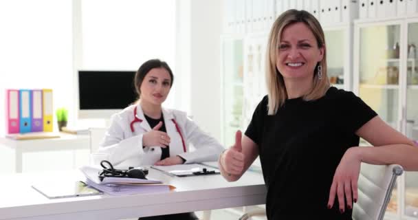 満足している女性の患者と医師は 合意の兆候として親指を示します 品質認定医療 保険について — ストック動画