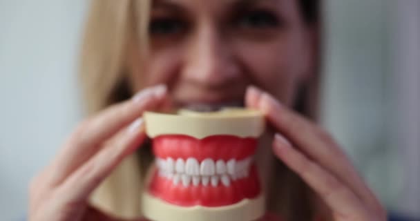 Крупный План Женщины Улыбающейся Зубными Протезами Реклама Стоматологической Обработки Установки — стоковое видео