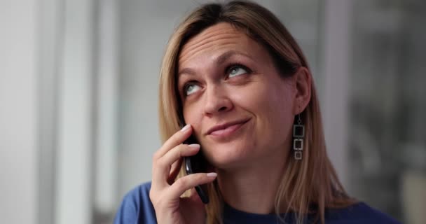 Leende Kvinna Trött Och Pratar Telefon Känslor Missnöje Kommunikationen Med — Stockvideo