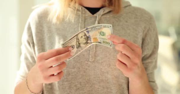 Großaufnahme Von Frauenhänden Die Einen 100 Dollar Schein Vor Verschwommenem — Stockvideo