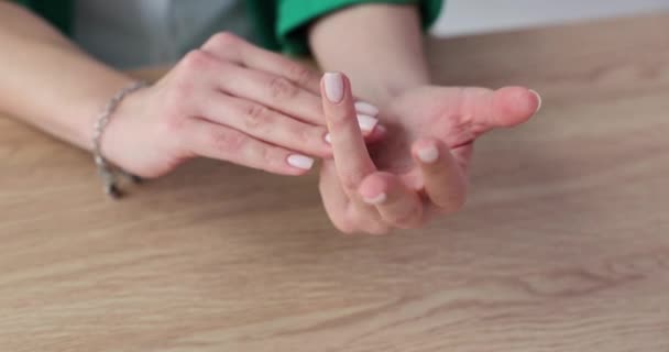 Женщина Считает Важные Задачи Пальцах Женщина Подсчитывает Бизнес Идеи Пальцах — стоковое видео