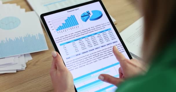 Geschäftsfrau Analysiert Finanzdaten Auf Einem Tablet Business Intelligence Datenanalyse Und — Stockvideo
