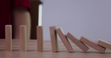 Domino etkisi ve zincirleme reaksiyonu elle durdurmak. Riskler ve düşen bloklar ve sigorta