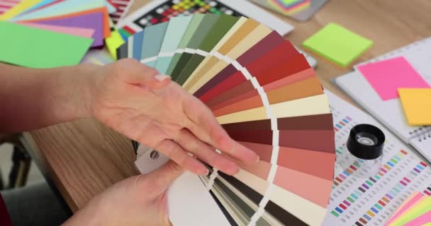 Donna Mano Tiene Tavolozza Campioni Colori Sfumature Lavoro Interior Designer — Video Stock