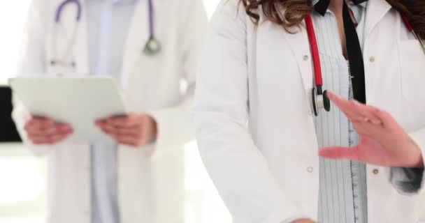 Σιλουέτες Ιατρών Λευκά Παλτά Στέκονται Αυτοπεποίθηση Στην Κλινική Ιατρική Περίθαλψη — Αρχείο Βίντεο