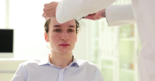 Junger Mann Lässt Augen Und Sehvermögen Vom Augenarzt Klinik Untersuchen — Stockvideo