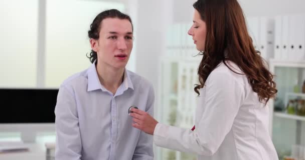 Genç Bir Erkek Hasta Bir Terapistle Doktor Randevusunda Klinikte Steteskopla — Stok video