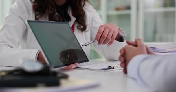 Dokter Dan Pasien Mendiskusikan Hasil Scan Medis Pada Tablet Klinik — Stok Video