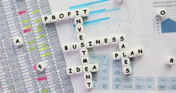 Witte Letters Kruiswoordpuzzels Business Plan Ideeën Financiële Winstplanning Grafieken — Stockvideo