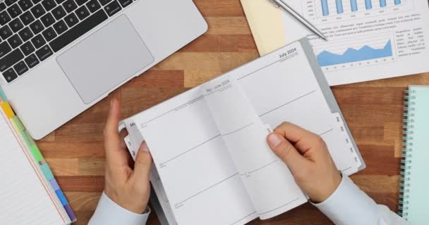 職場で空っぽの日記を流したビジネスマン トップビュー 忙しい専門家が生産性を高めるための効果的な時間管理ガイド — ストック動画
