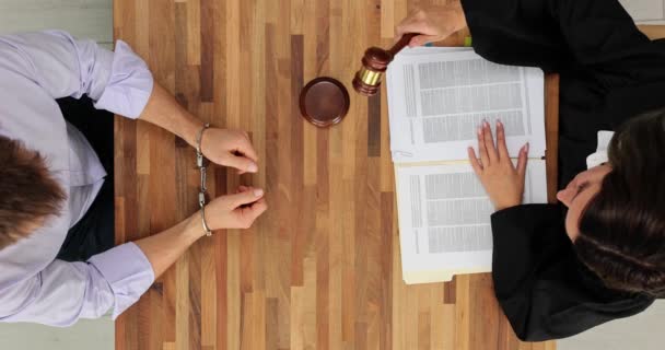 戴着手铐的男人和法官拿着木槌和文件坐在桌旁 法院判决和法律 — 图库视频影像