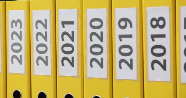 Close Arcos Alavanca Amarela Com Etiquetas Brancas Indicando Anos 2016 — Vídeo de Stock