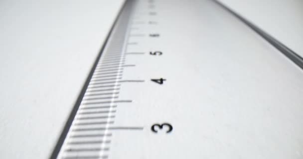 Nahaufnahme Eines Transparenten Lineals Aus Kunststoff Auf Weißem Hintergrund Messungen — Stockvideo