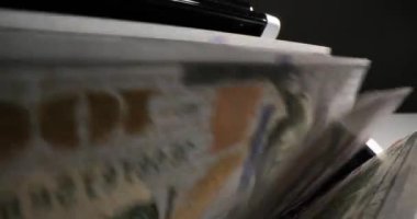 Elektronik para sayacı Amerikan 100 dolarlık banknotları sayıyor. Kâr ve mali yatırım