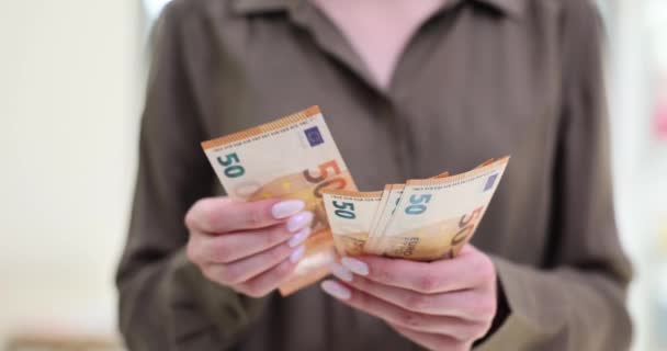 主婦がユーロ現金を数えている ヨーロッパにおけるファミリー予算計画と財政的富のレベル — ストック動画