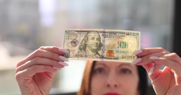 Primer Plano Las Manos Femeninas Sosteniendo Concepto Billete 100 Dólares — Vídeo de stock