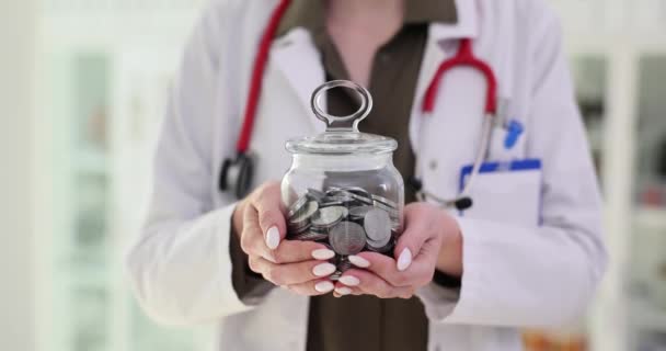 Šetřete Nákladech Zdravotní Péči Pojištění Doktor Drží Jeden Průhledný Sklenice — Stock video